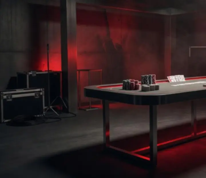 Brutalistyczna scenografia pokerowa z czerwonymi światłami